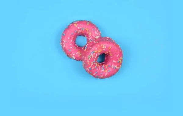 Vista Zenith Rosado Donuts Con Fideos Color Fondo Azul Espacio — Foto de Stock