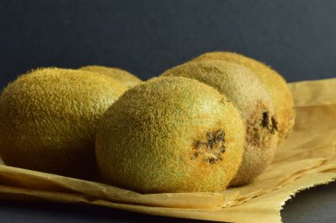 Yaklaş, bir grup kivi, vitamin ve tropikal meyve dolu. Siyah arkaplan.