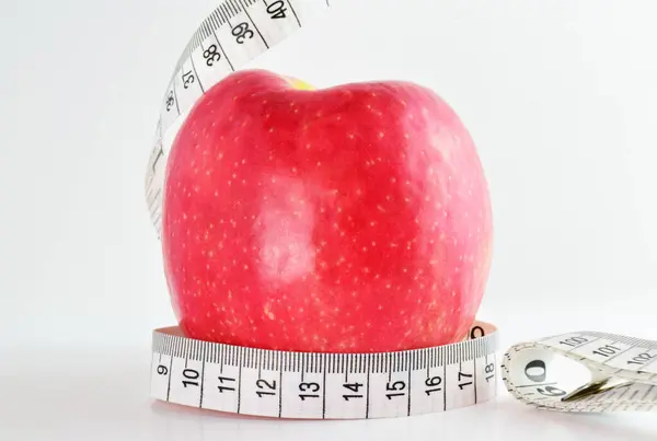 Close Red Apple Measuring Tape Isolated White Background Concept Healthy — Stock Photo, Image