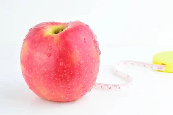 Close Red Apple Measuring Tape Isolated White Background Concept Healthy — Stock Photo, Image