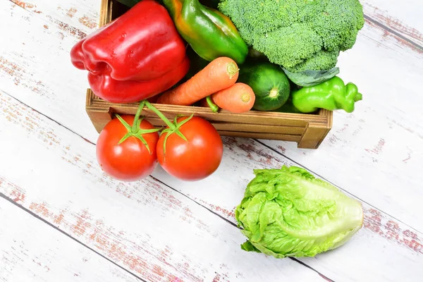 Surtido Fresco Verduras Tomates Sobre Fondo Madera Rústica Color Claro — Foto de Stock