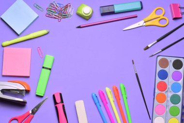 Zenith manzarası. Okul malzemeleri, çeşitli aksesuarlar tam renkli, kopyalama alanı.