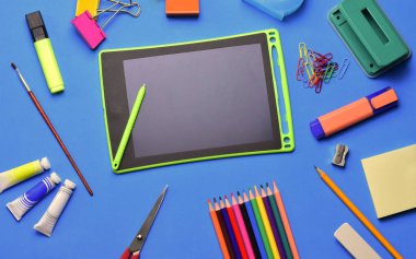 Okul malzemeleri, çeşitli aksesuarlar. Okula dönmek. Eğitim, öğrenme ve maddi kavram..