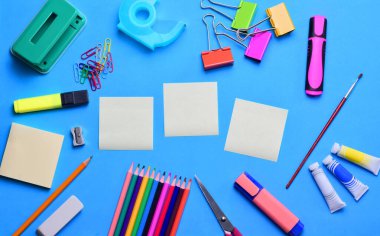 Okul malzemeleri, çeşitli aksesuarlar. Eğitim, öğrenme ve maddi konsept. Okula geri dön..