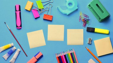 Çeşitli aksesuarlar. Okula dönmek. Eğitim, öğrenme ve maddi kavram..