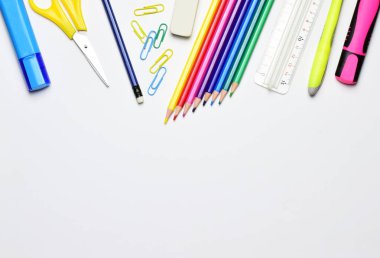 Okula dönüş, çeşitli materyaller. Boşluk ve ışık arkaplanı kopyala.