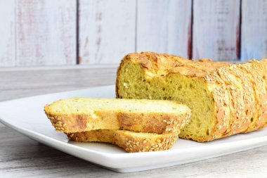 Chia ekmeği, omega üç bakımından zengin, sağlıklı, vücudumuza yararlı, sarı rengi ve süngerimsi dokusu var..