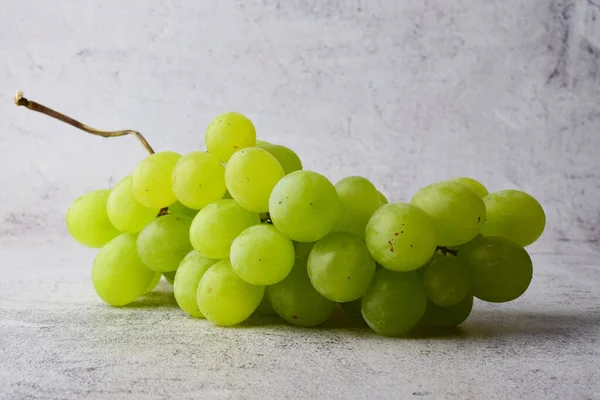 Bouquet Raisins Blancs Sur Fond Pierre Dans Des Tons Gris — Photo