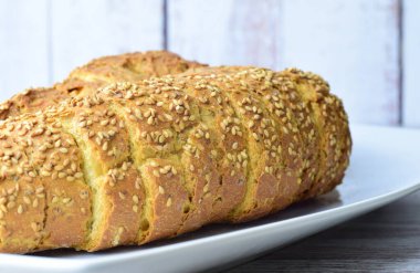 Chia ekmeği, omega üç bakımından zengin, sağlıklı, vücudumuza yararlı, sarı rengi ve süngerimsi dokusu var..