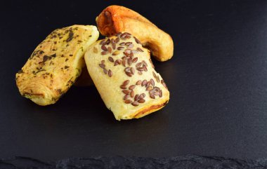 Lezzetli börek ısırıkları. Kaykay tahtasında çeşitli ton balığı, peynir ve sobrasada..