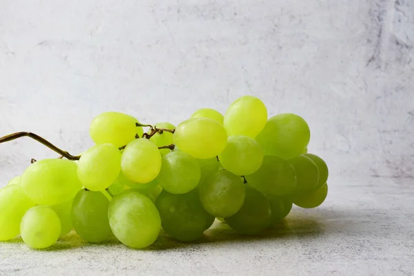 Bouquet Raisins Blancs Sur Fond Pierre Dans Des Tons Gris — Photo