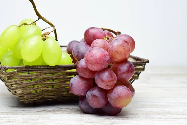 Cépage Grappes Dans Panier Osier Base Bois Clair — Photo