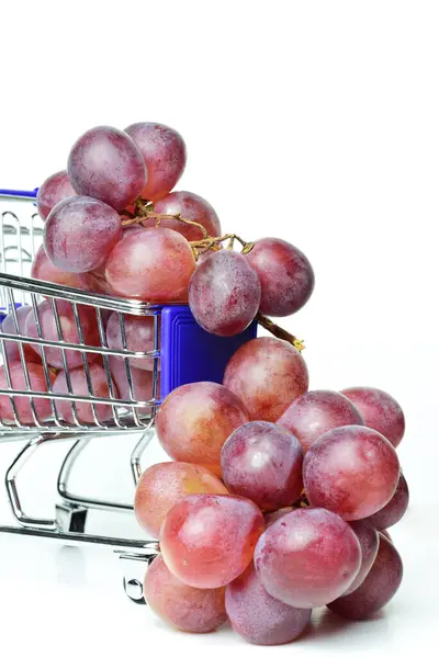 ショッピングカートと白の背景のブドウの束 — ストック写真
