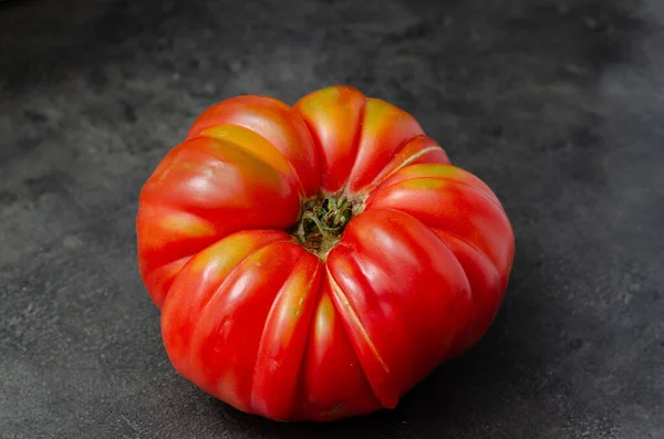 Vista Cerca Tomate Grande Maduro Sobre Una Mesa —  Fotos de Stock