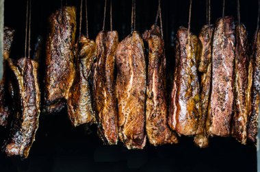 Geleneksel tütsülenmiş domuz kasları kurumuş.