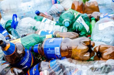 Çöp kutusuna atılan plastik şişeler.