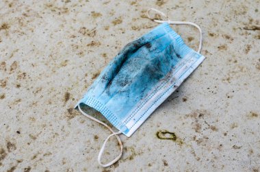 Unutulmuş ya da atılmış cerrahi maske