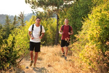 İki adam ormanda hiking