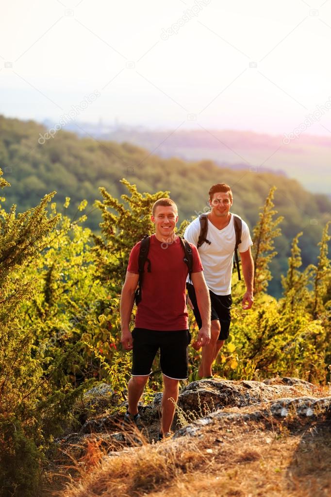 Two men hiking on the top of mountain — Stock Photo