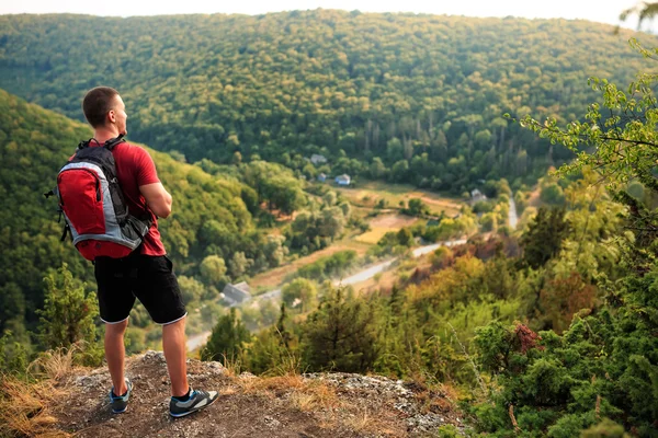 Aktivtouristen auf dem Gipfel des Berges genießen die Landschaft — Stockfoto