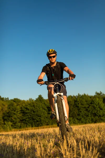 Cavaleiro na Montanha Bicicleta-lo o campo — Fotografia de Stock