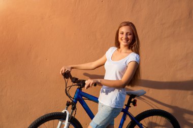 Parkta bisikletle poz genç sevimli Bayan