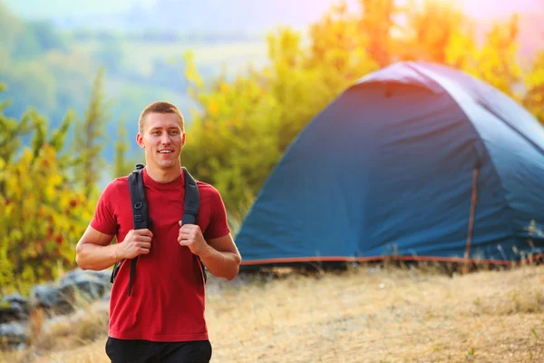 Männer laufen mit Rucksack den Hügel entlang — Stockfoto