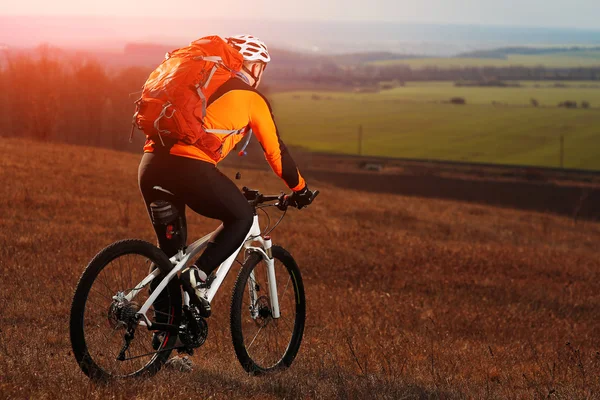 Homem ciclista com mochila andando de bicicleta — Fotografia de Stock