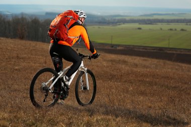 Adam bisikletçi bisiklet sürme sırt çantası ile