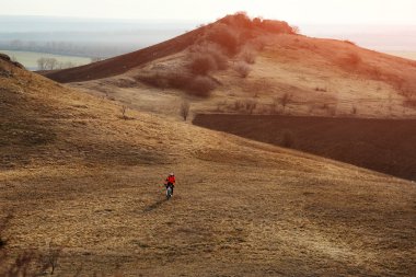 Adam bisikletçi bisiklet sürme sırt çantası ile