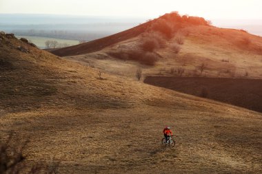 Adam bisikletçi bisiklet sürme sırt çantası ile