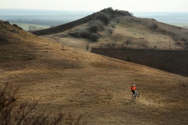 Adam bisikletçi bisiklet sürme sırt çantası ile