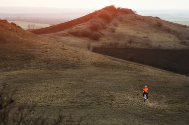 Adam bisikletçi bisiklet sürme sırt çantası ile