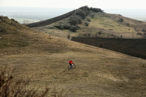 Adam bisikletçi bisiklet sürme sırt çantası ile