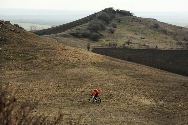 Adam bisikletçi bisiklet sürme sırt çantası ile