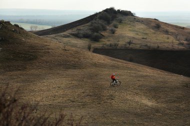 Adam bisikletçi bisiklet sürme sırt çantası ile