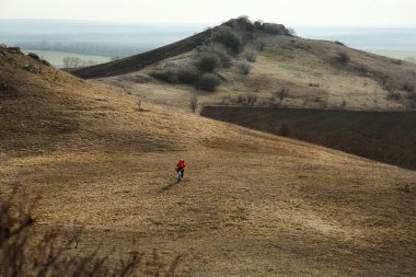 Adam bisikletçi bisiklet sürme sırt çantası ile