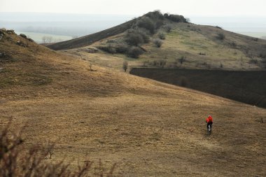 Adam bisikletçi bisiklet sürme sırt çantası ile