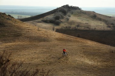 Adam bisikletçi bisiklet sürme sırt çantası ile