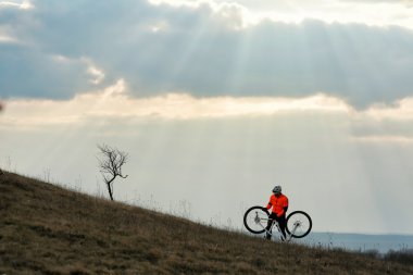Adam bisikletçi bisiklet sürme sırt çantası ile