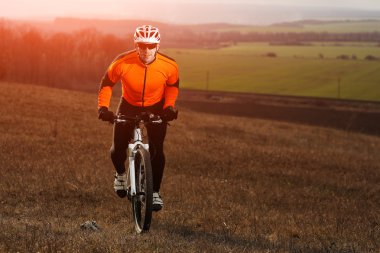 Adam bisikletçi bisiklet sürme sırt çantası ile