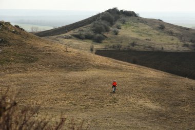 Adam bisikletçi bisiklet sürme sırt çantası ile