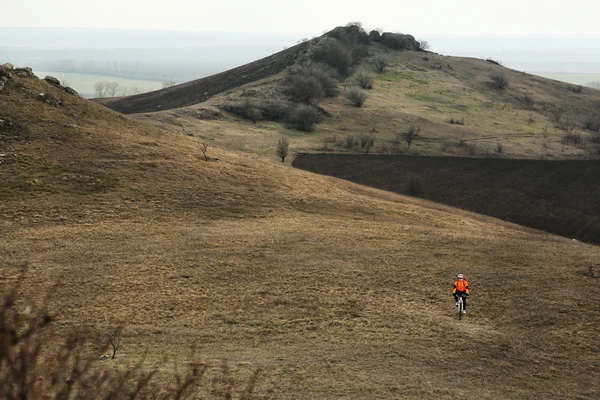 Adam bisikletçi bisiklet sürme sırt çantası ile