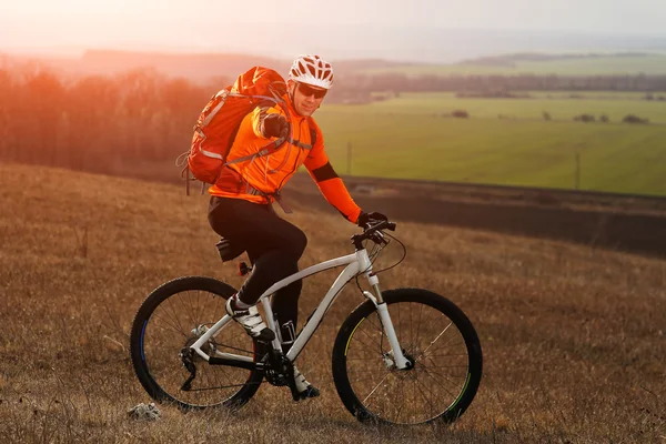 Adam bisikletçi bisiklet sürme sırt çantası ile