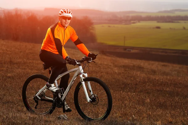 Hombre ciclista con mochila montando la bicicleta — Foto de Stock