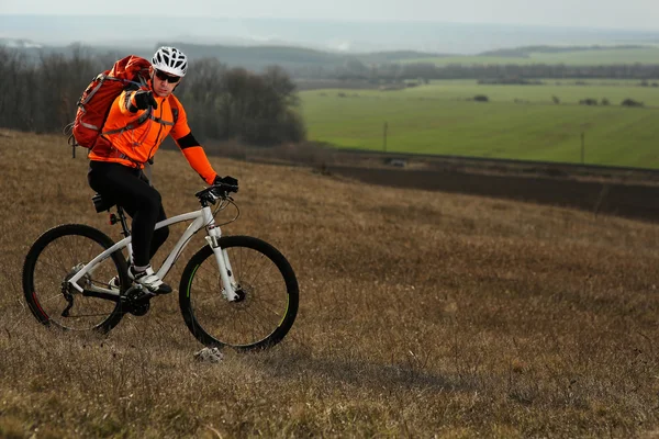 Hombre ciclista con mochila montando la bicicleta — Foto de Stock