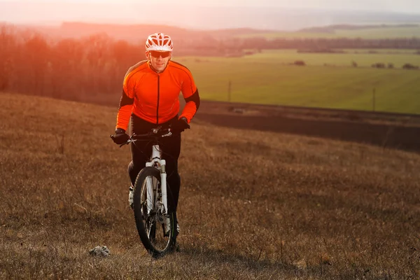 Homem ciclista com mochila andando de bicicleta — Fotografia de Stock