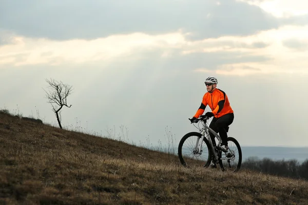 Férfi kerékpáros, a hátizsák a kerékpár lovaglás — Stock Fotó