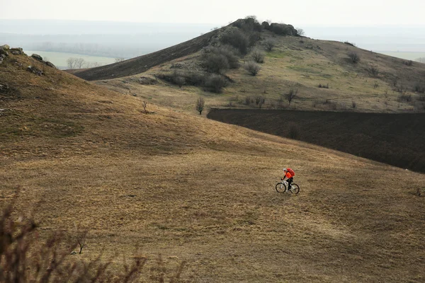Adam bisikletçi bisiklet sürme sırt çantası ile