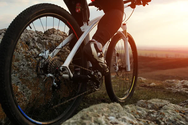 Man cyklist ridning cykeln — Stockfoto